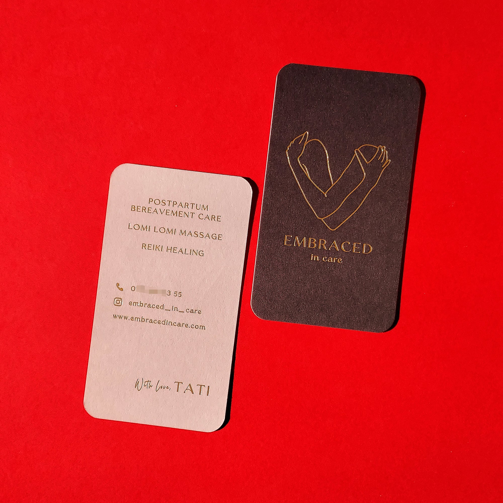 Double-sided business card featuring foil and rounded corners.