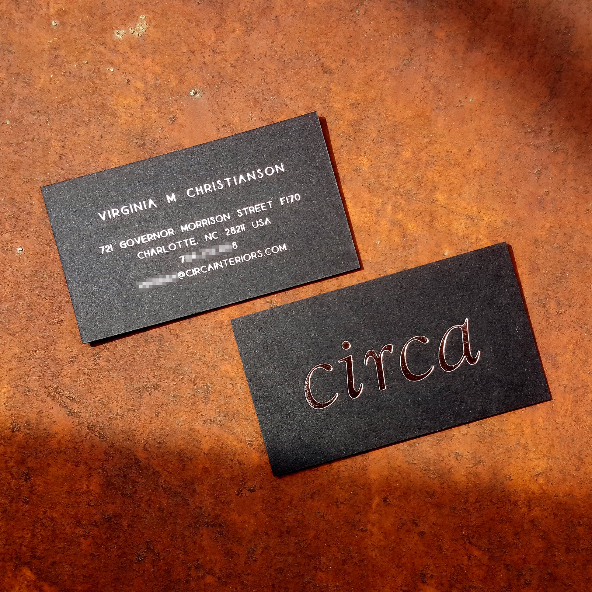 Deep-pressed black card with handmade finish
