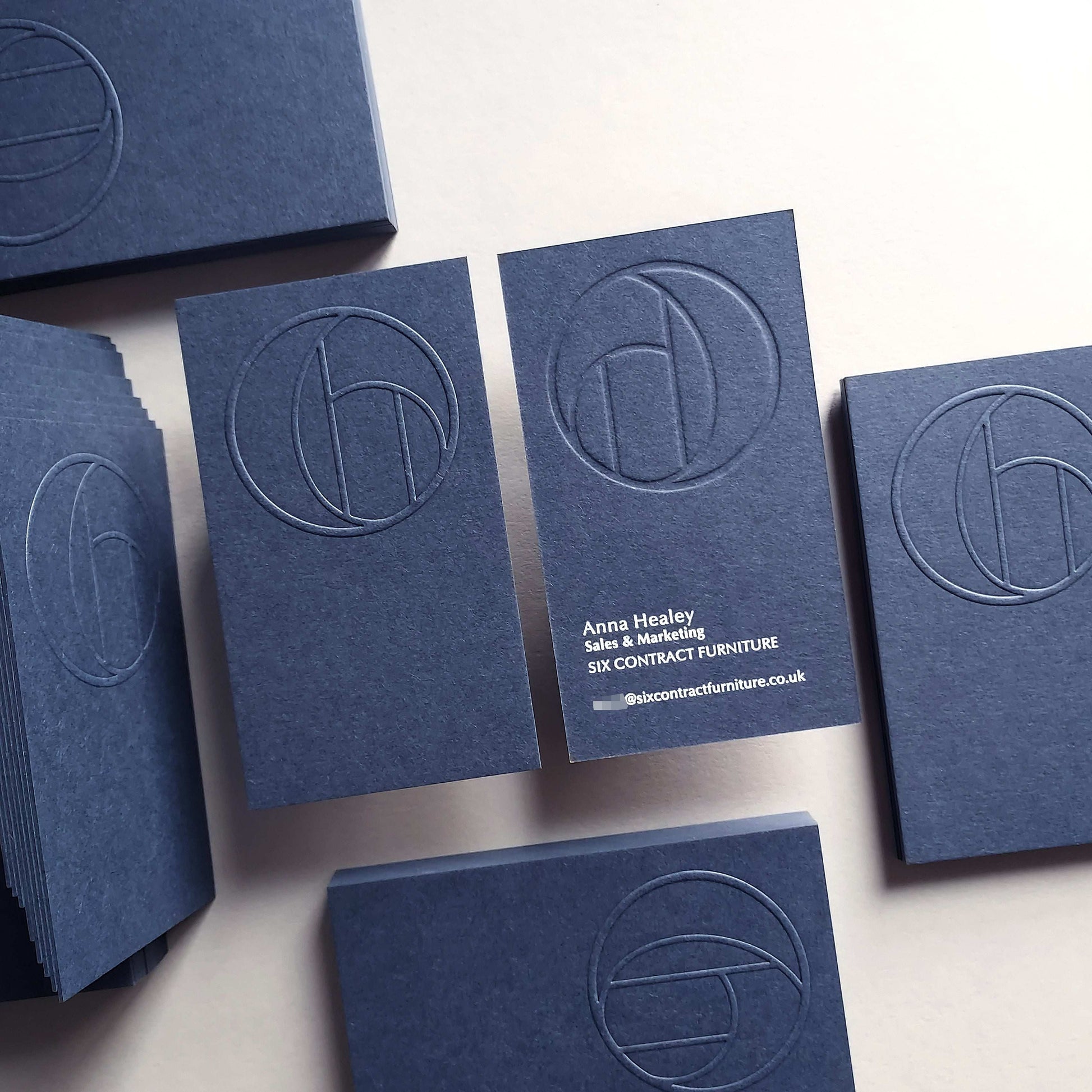 Luxurious blue business card with quick production and elegant foil touches for entrepreneurs.