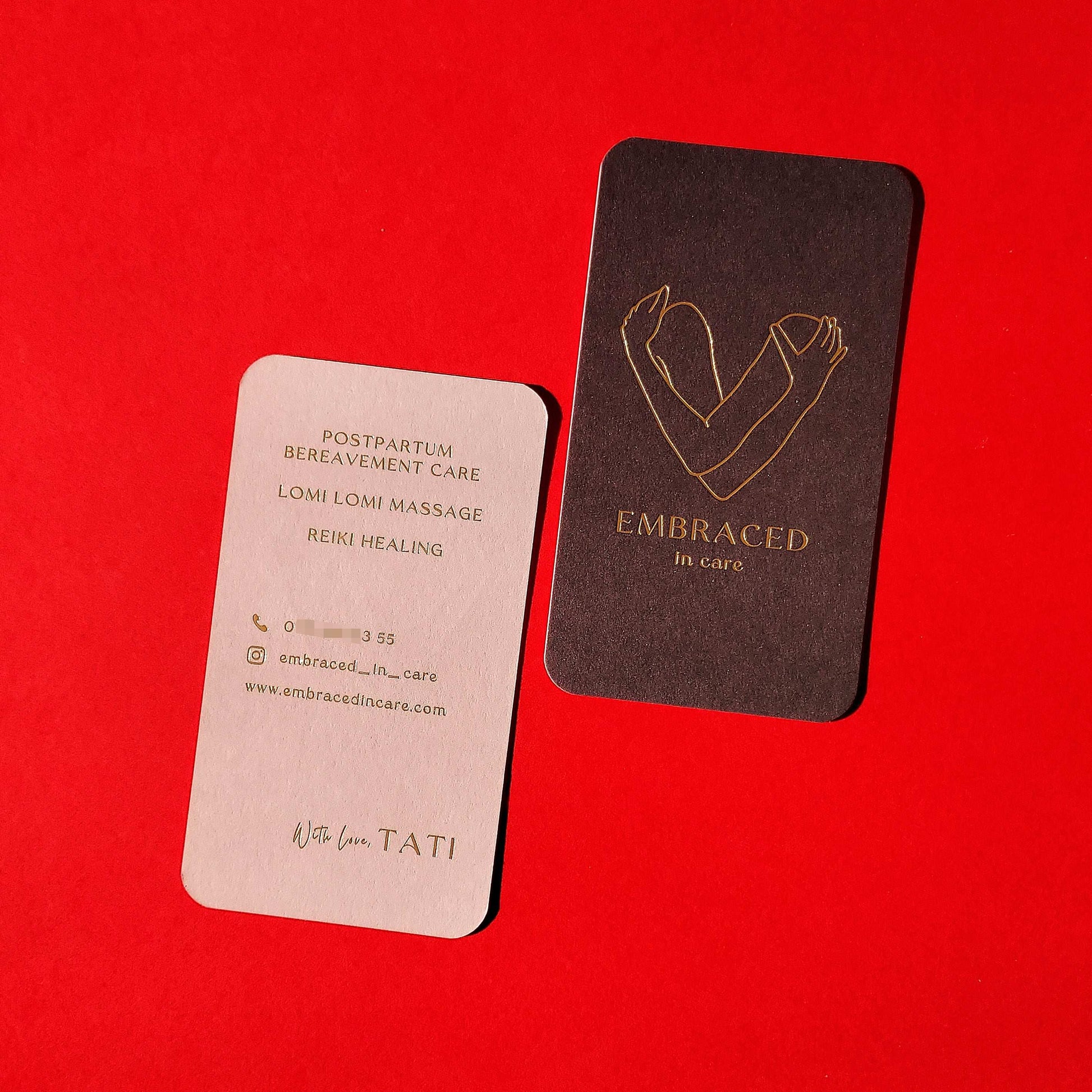 Double-sided business card featuring foil and rounded corners.